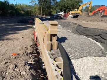 Segmental wall reinforcement and aggregate zone